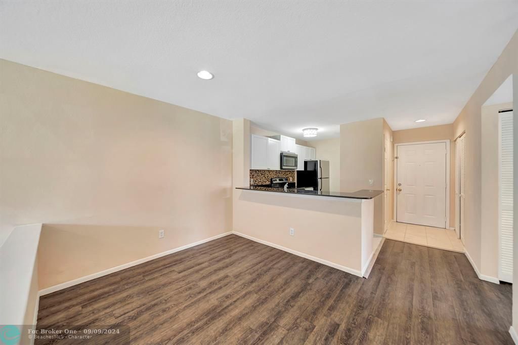 For Sale: $289,000 (2 beds, 2 baths, 946 Square Feet)