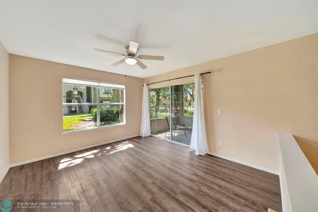 For Sale: $289,000 (2 beds, 2 baths, 946 Square Feet)