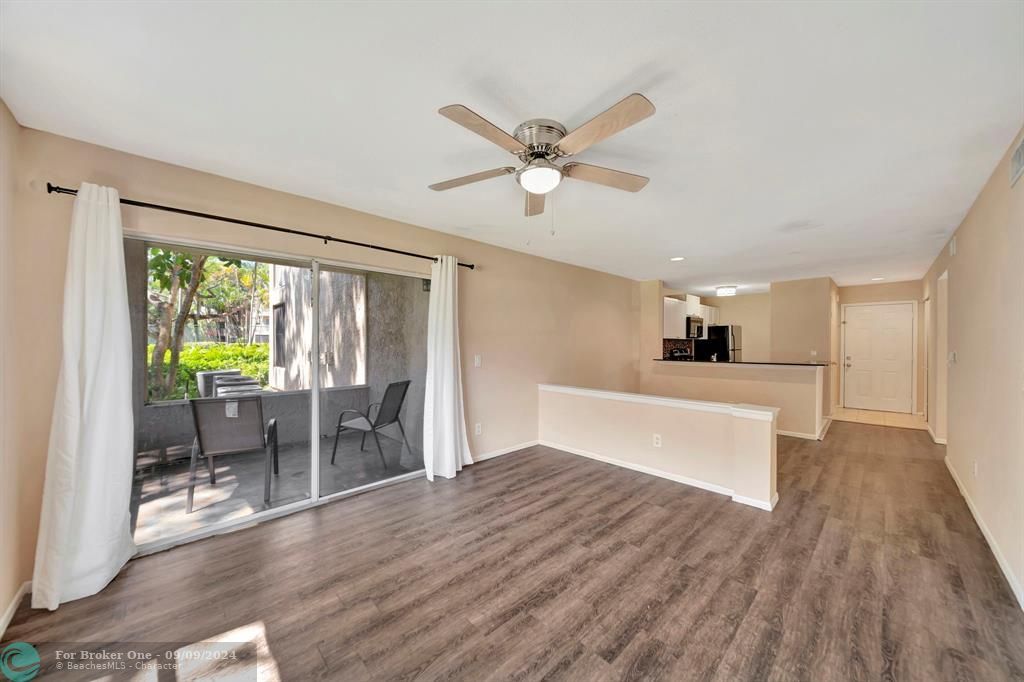 For Sale: $289,000 (2 beds, 2 baths, 946 Square Feet)