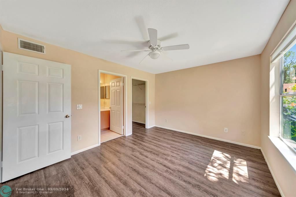 For Sale: $289,000 (2 beds, 2 baths, 946 Square Feet)