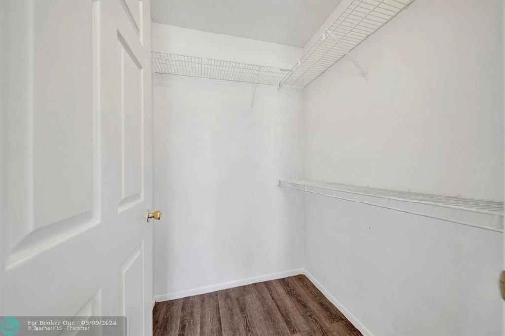 For Sale: $289,000 (2 beds, 2 baths, 946 Square Feet)