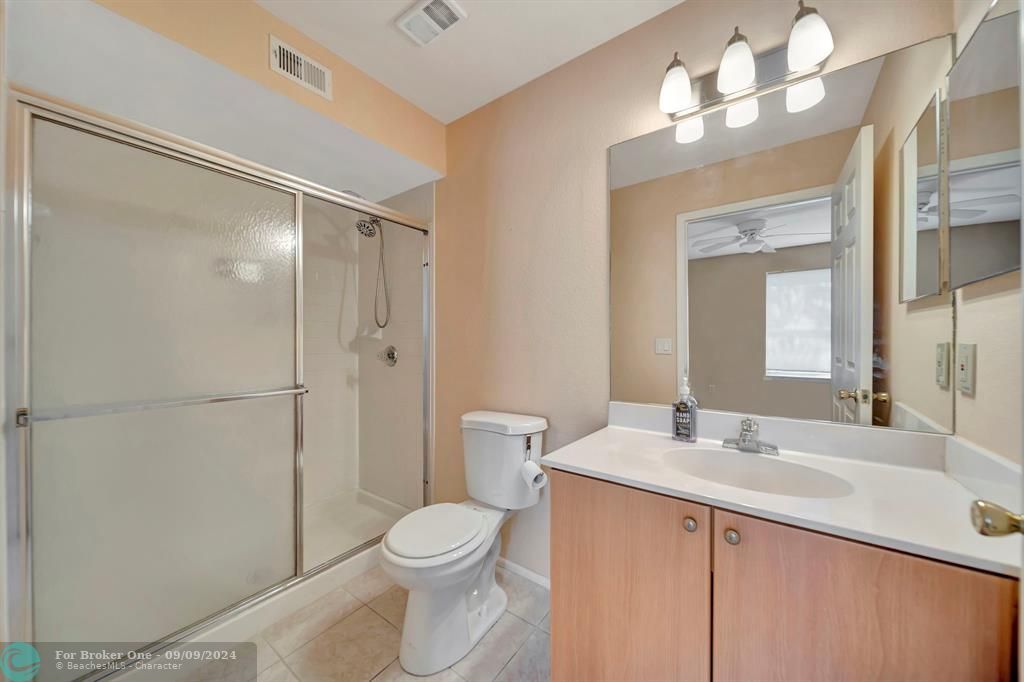 For Sale: $289,000 (2 beds, 2 baths, 946 Square Feet)