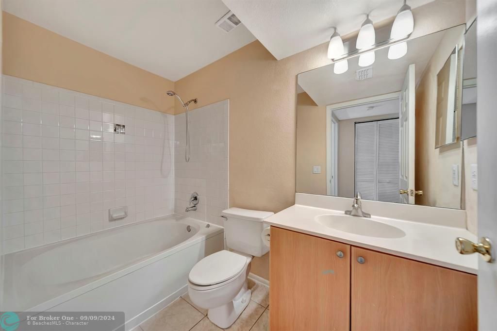 For Sale: $289,000 (2 beds, 2 baths, 946 Square Feet)