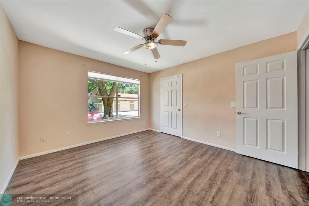 For Sale: $289,000 (2 beds, 2 baths, 946 Square Feet)