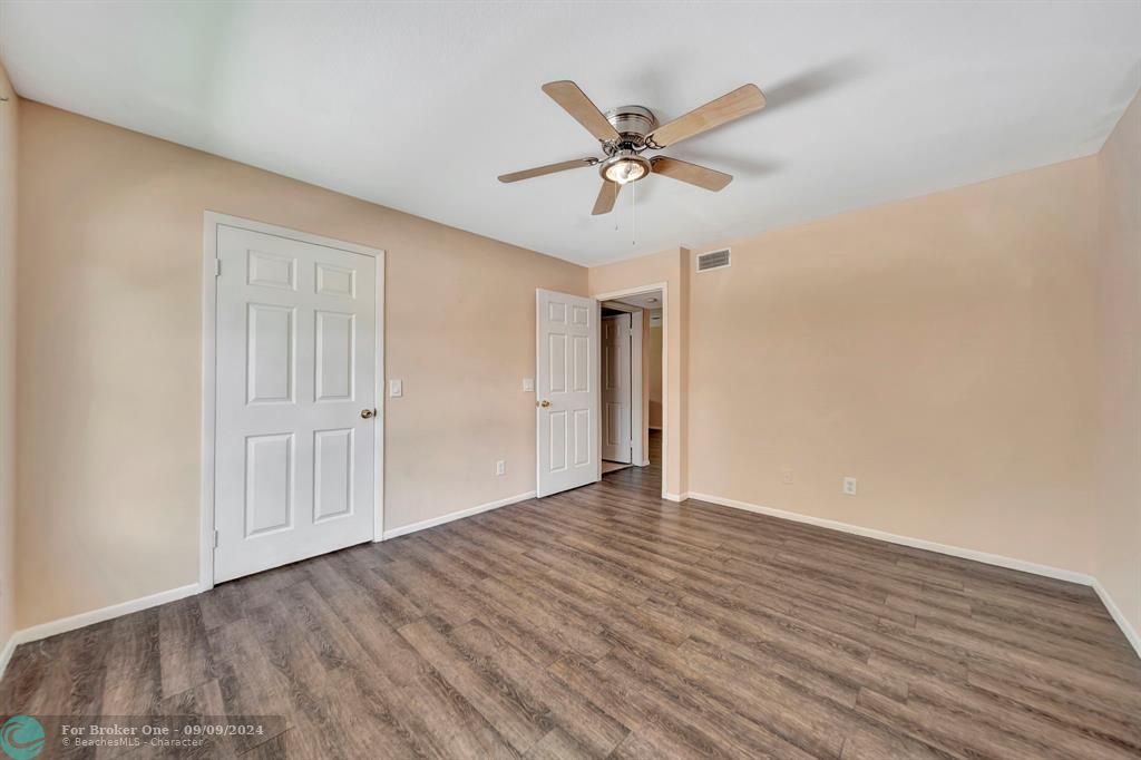 For Sale: $289,000 (2 beds, 2 baths, 946 Square Feet)