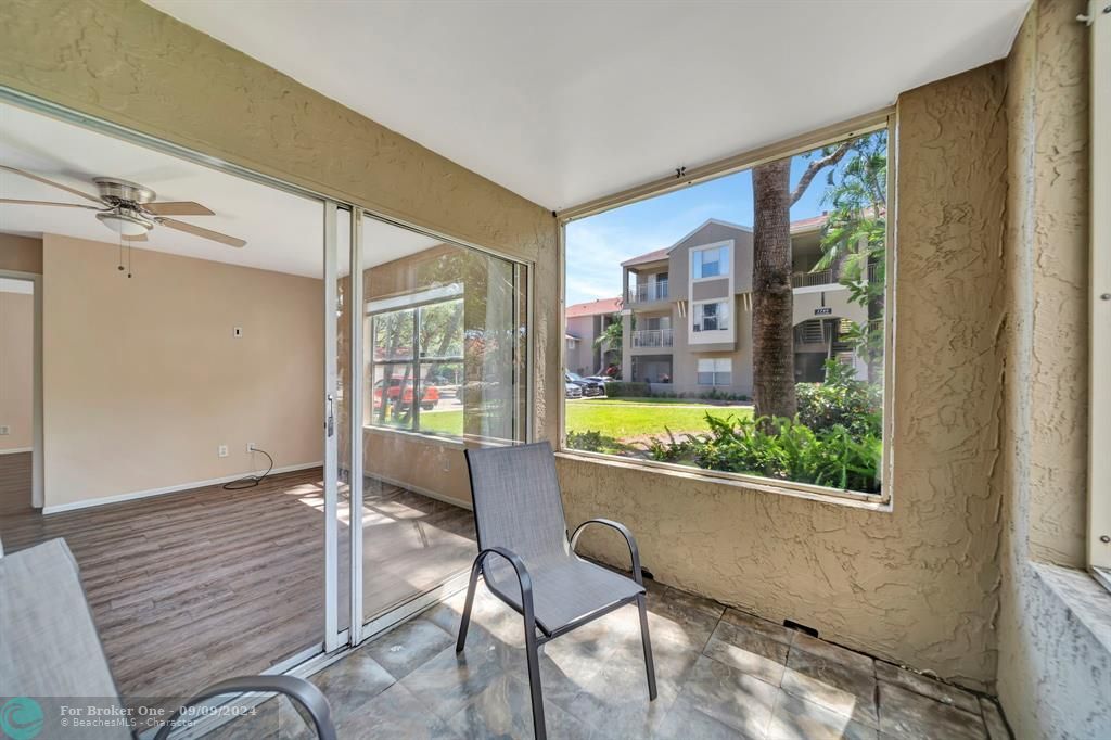 For Sale: $289,000 (2 beds, 2 baths, 946 Square Feet)