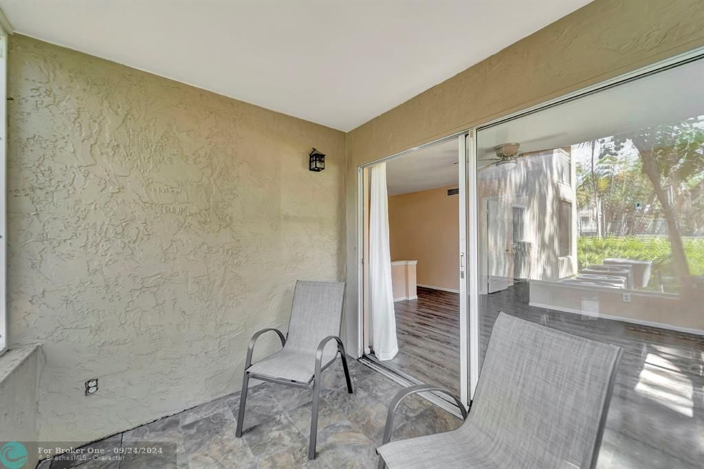 For Sale: $289,000 (2 beds, 2 baths, 946 Square Feet)