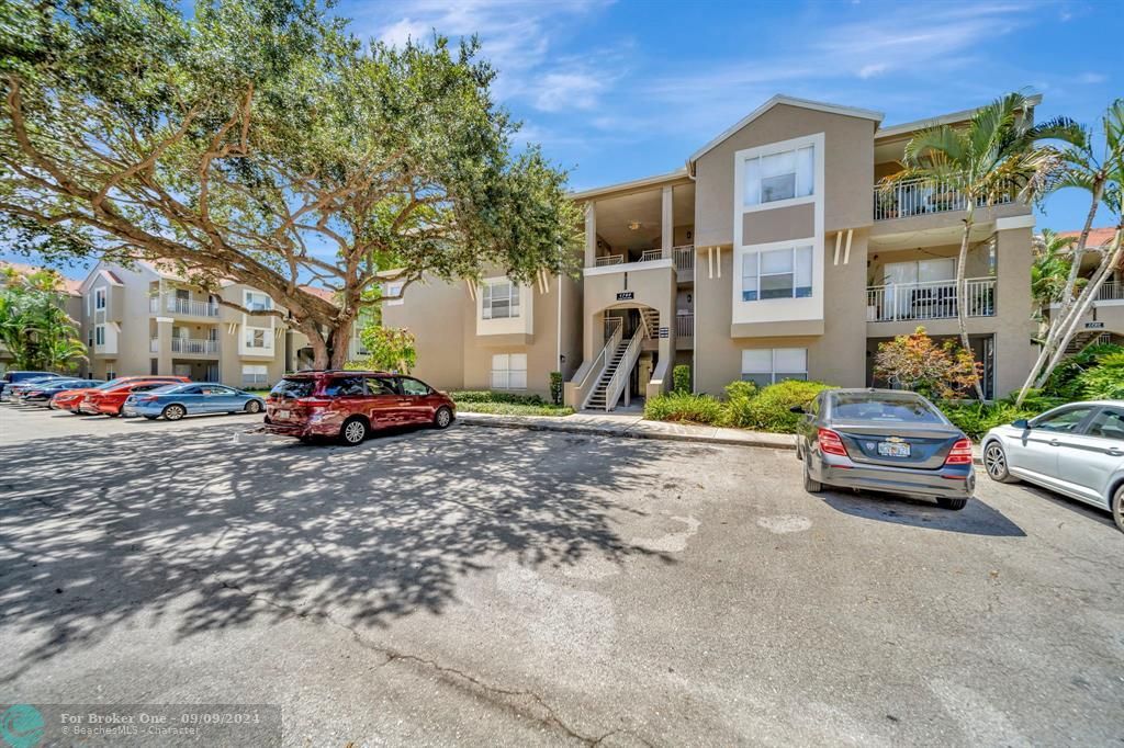 For Sale: $289,000 (2 beds, 2 baths, 946 Square Feet)