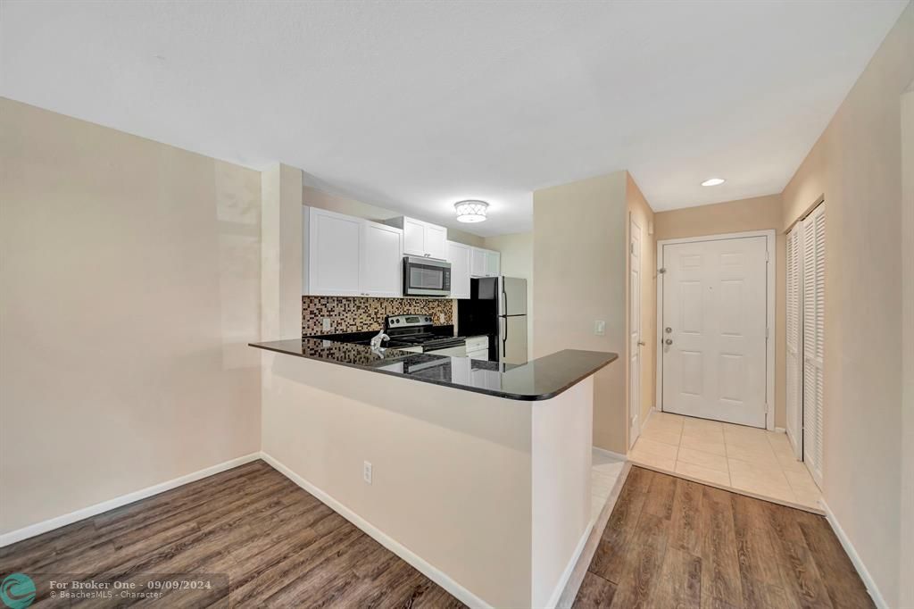 For Sale: $289,000 (2 beds, 2 baths, 946 Square Feet)