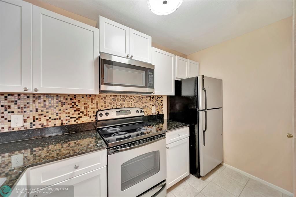 For Sale: $289,000 (2 beds, 2 baths, 946 Square Feet)