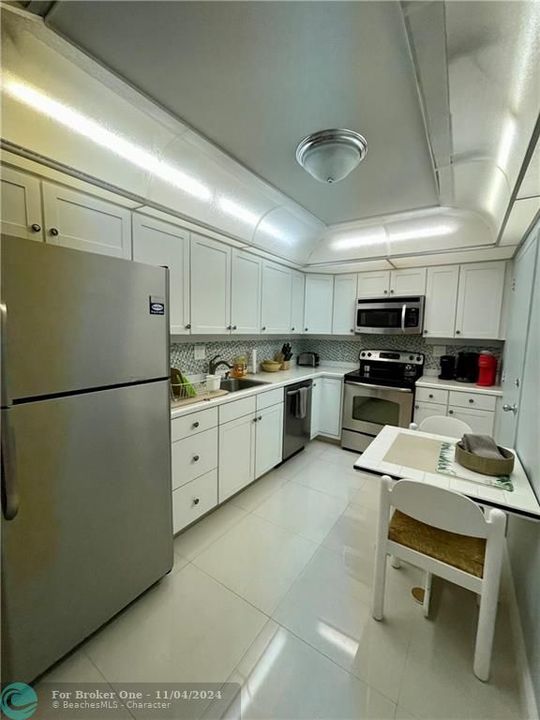 Active With Contract: $3,895 (1 beds, 1 baths, 950 Square Feet)