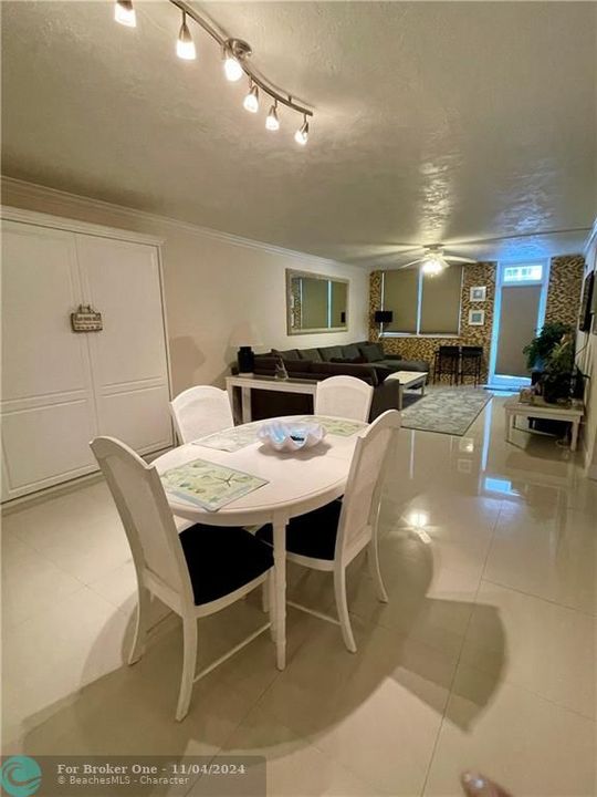 Active With Contract: $3,895 (1 beds, 1 baths, 950 Square Feet)