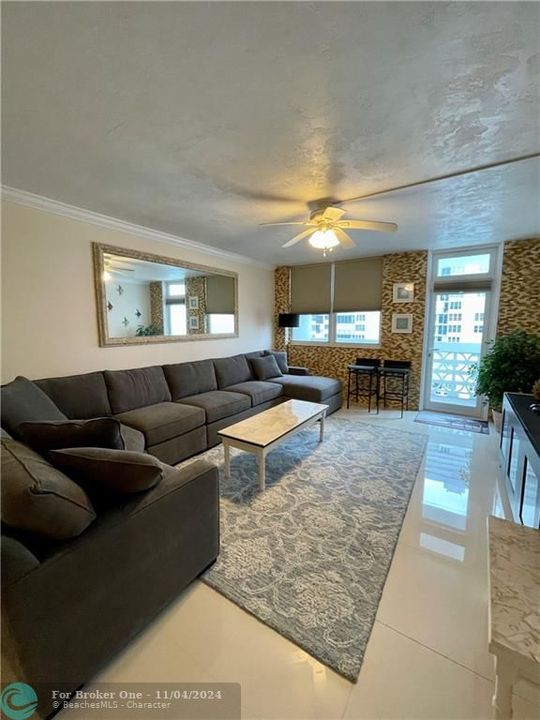 Active With Contract: $3,895 (1 beds, 1 baths, 950 Square Feet)