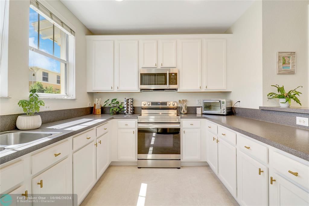 Active With Contract: $349,500 (2 beds, 2 baths, 1448 Square Feet)