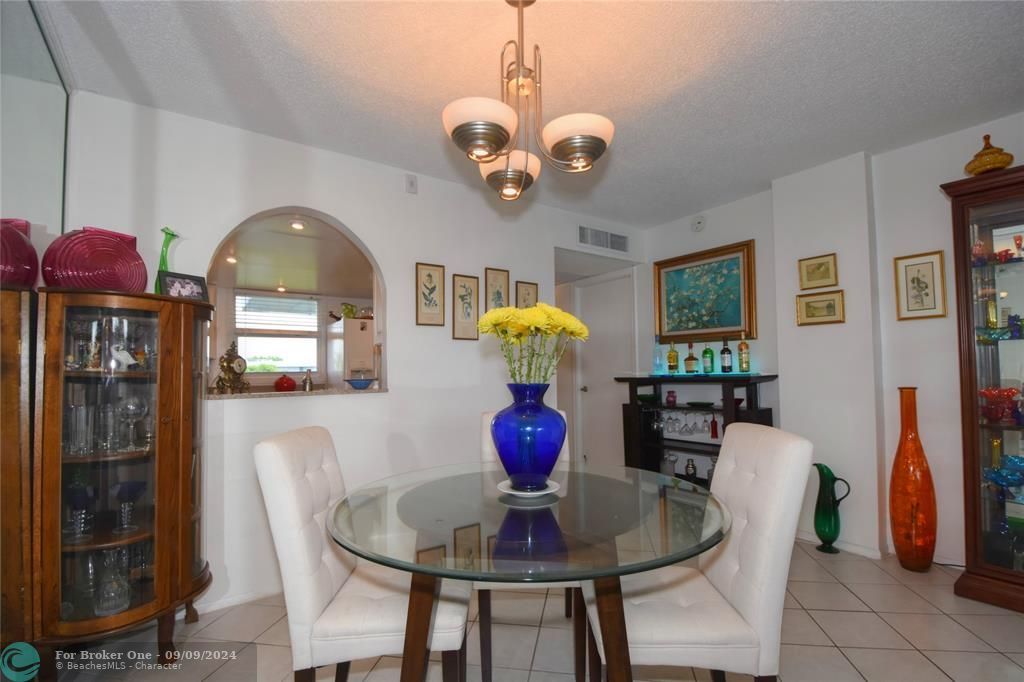 For Sale: $198,000 (2 beds, 2 baths, 975 Square Feet)