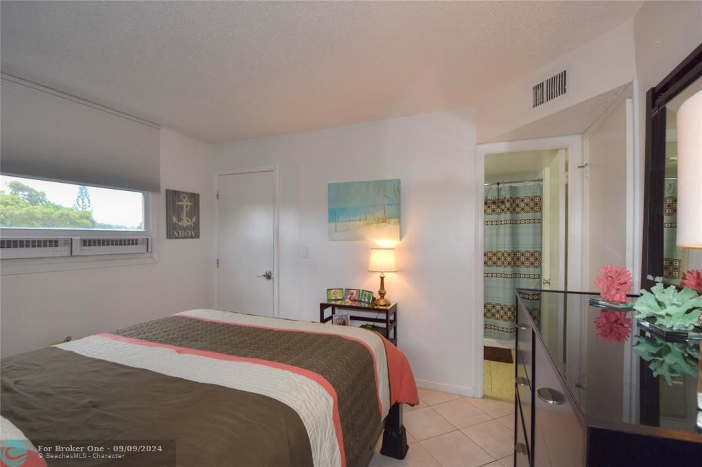 For Sale: $198,000 (2 beds, 2 baths, 975 Square Feet)