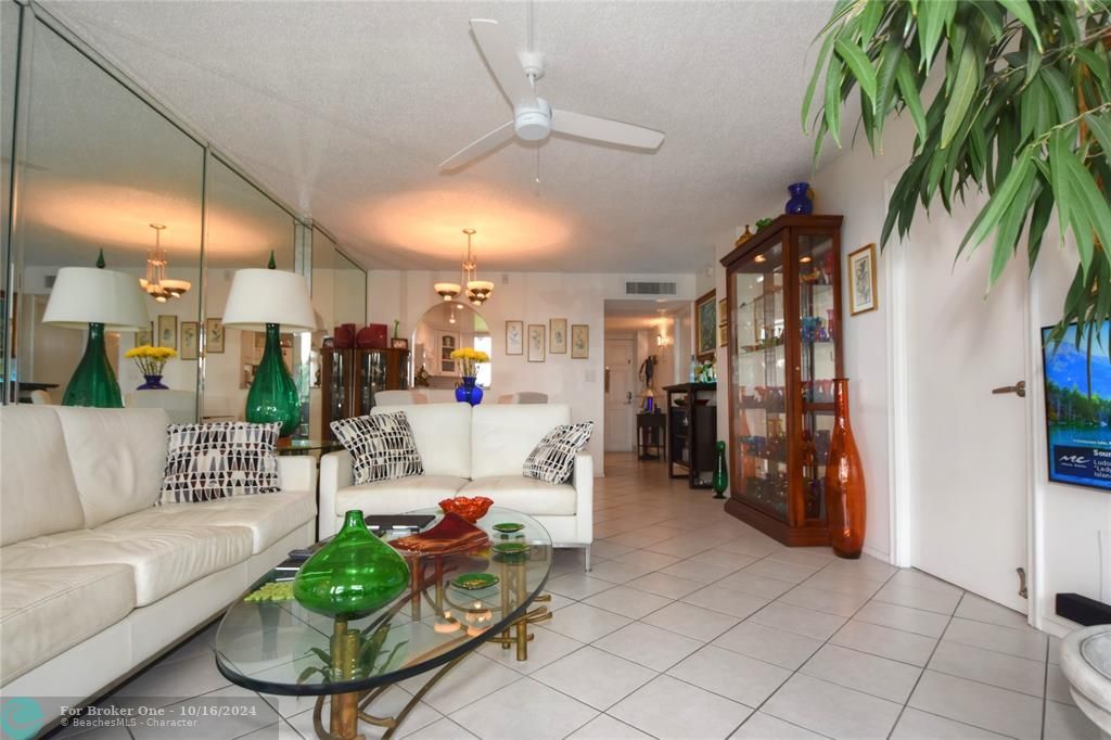 For Sale: $198,000 (2 beds, 2 baths, 975 Square Feet)