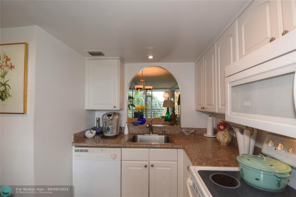 For Sale: $198,000 (2 beds, 2 baths, 975 Square Feet)