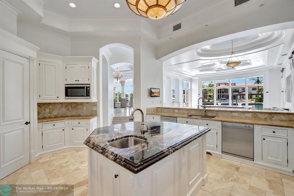 For Sale: $9,295,000 (6 beds, 7 baths, 9038 Square Feet)