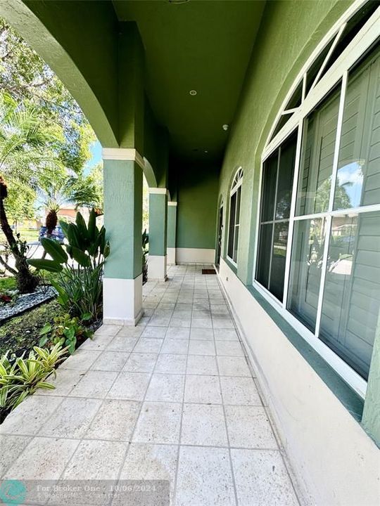 En Venta: $735,000 (3 camas, 2 baños, 2144 Pies cuadrados)