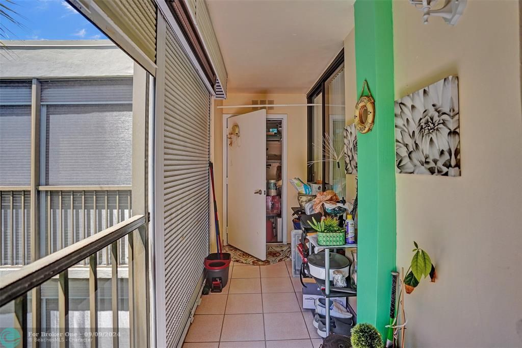 For Sale: $265,000 (2 beds, 2 baths, 930 Square Feet)