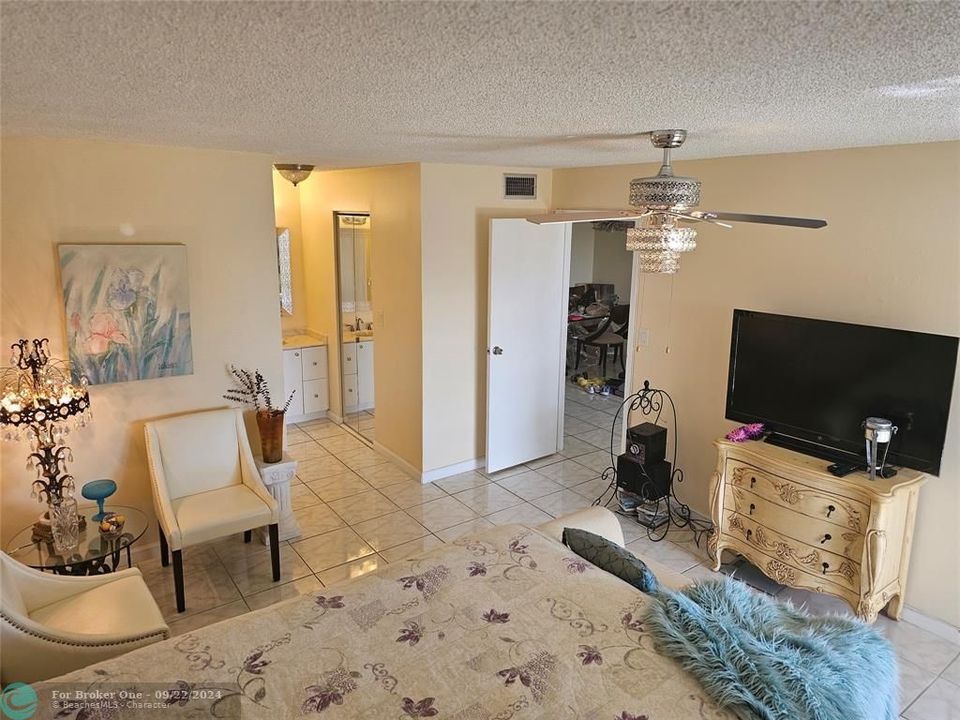 For Sale: $149,000 (2 beds, 2 baths, 1100 Square Feet)