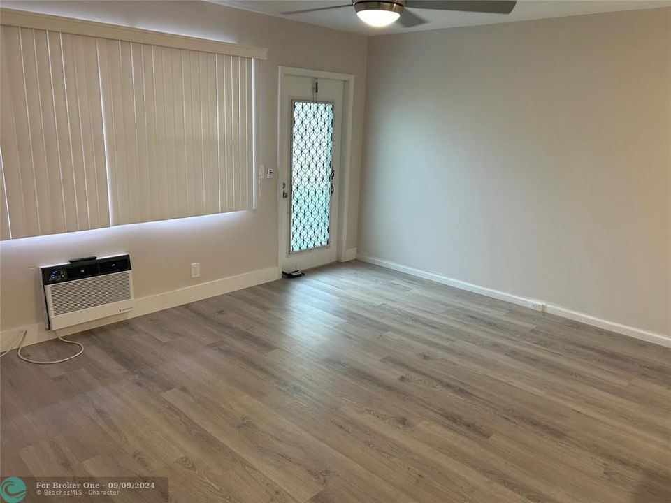 Active With Contract: $1,595 (1 beds, 1 baths, 590 Square Feet)