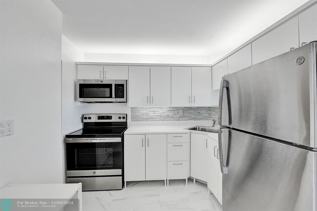 Active With Contract: $210,000 (1 beds, 1 baths, 735 Square Feet)