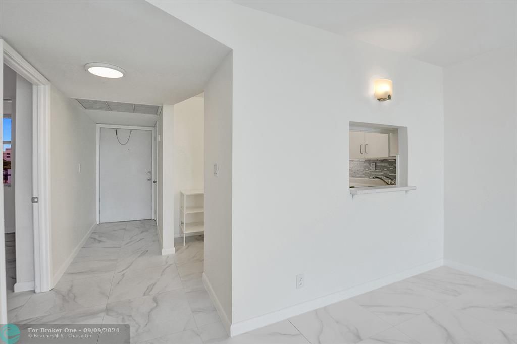 Active With Contract: $210,000 (1 beds, 1 baths, 735 Square Feet)