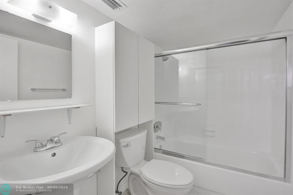 Active With Contract: $210,000 (1 beds, 1 baths, 735 Square Feet)