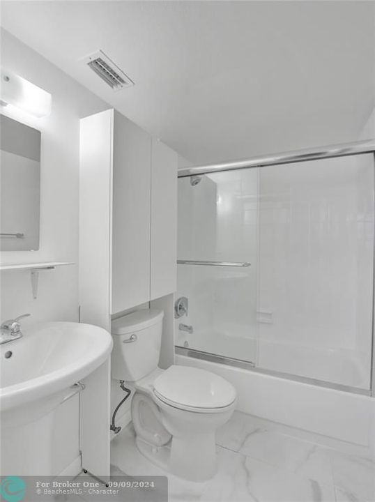 Active With Contract: $210,000 (1 beds, 1 baths, 735 Square Feet)