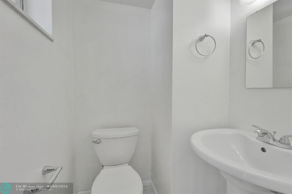 Active With Contract: $210,000 (1 beds, 1 baths, 735 Square Feet)