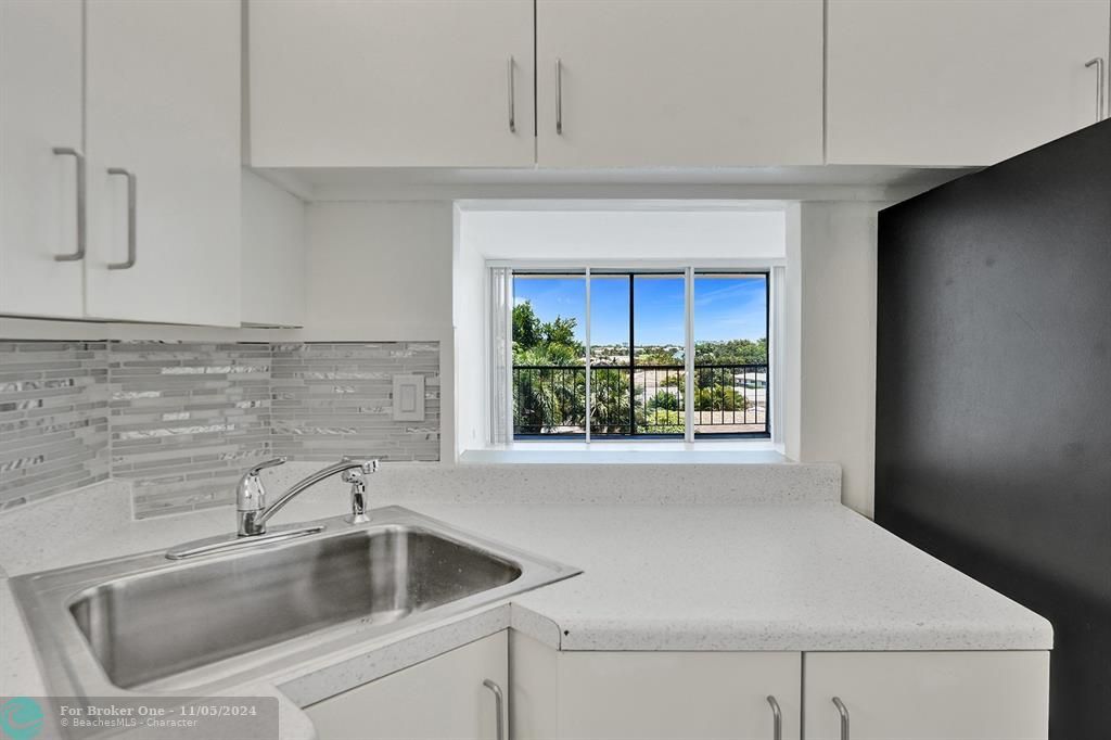 Active With Contract: $210,000 (1 beds, 1 baths, 735 Square Feet)