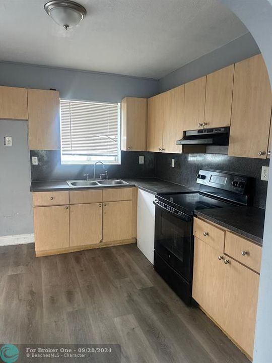 For Rent: $2,600 (2 beds, 2 baths, 932 Square Feet)