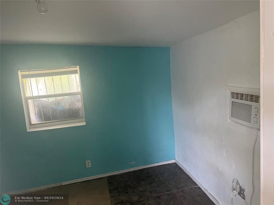 For Rent: $1,300 (1 beds, 1 baths, 2080 Square Feet)