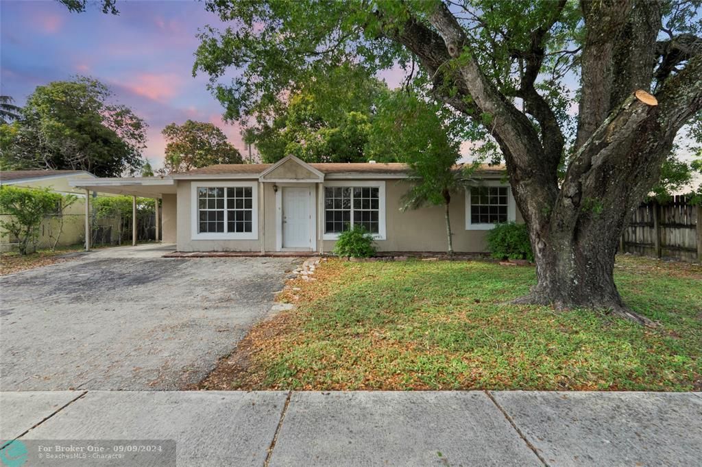 Active With Contract: $389,900 (3 beds, 2 baths, 1063 Square Feet)