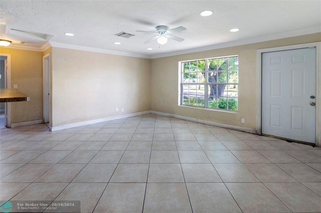 Active With Contract: $389,900 (3 beds, 2 baths, 1063 Square Feet)