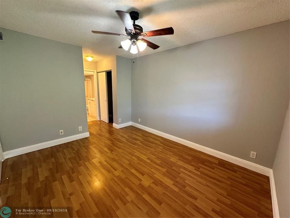 Active With Contract: $1,650 (1 beds, 1 baths, 0 Square Feet)