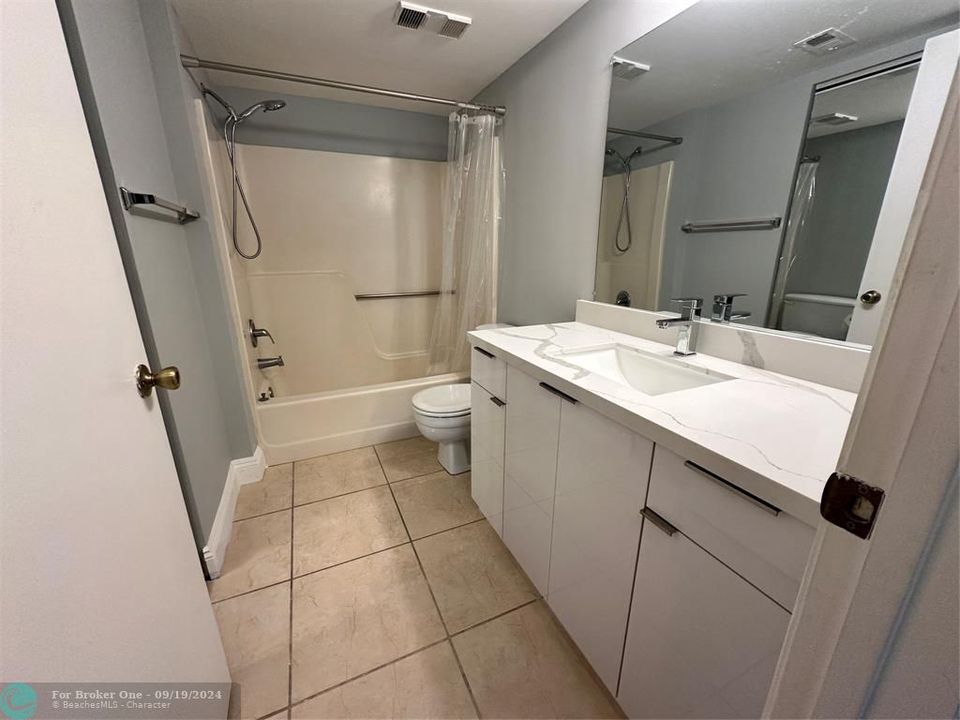 Active With Contract: $1,650 (1 beds, 1 baths, 0 Square Feet)