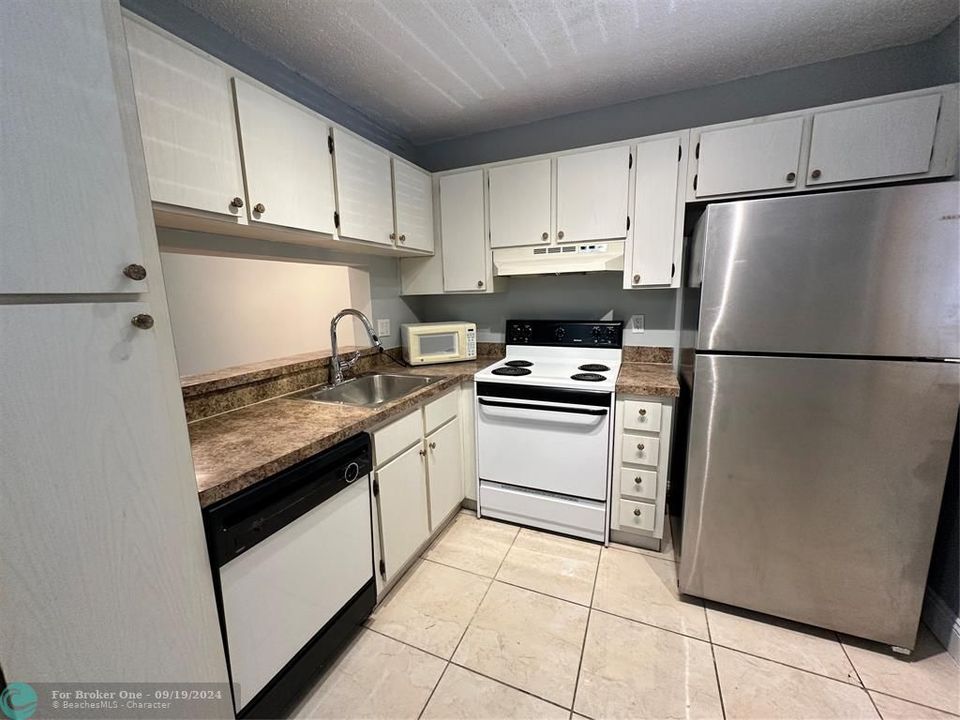 Active With Contract: $1,650 (1 beds, 1 baths, 0 Square Feet)