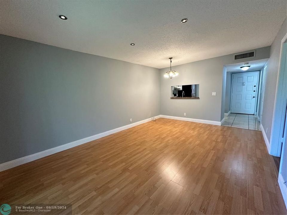 Active With Contract: $1,650 (1 beds, 1 baths, 0 Square Feet)