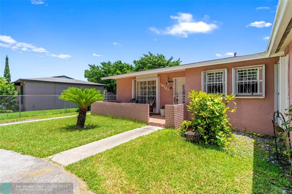 For Sale: $549,000 (4 beds, 2 baths, 1270 Square Feet)