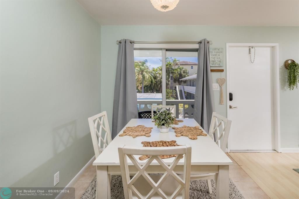 Active With Contract: $2,000 (1 beds, 1 baths, 560 Square Feet)