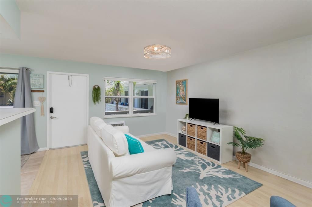 Active With Contract: $2,000 (1 beds, 1 baths, 560 Square Feet)