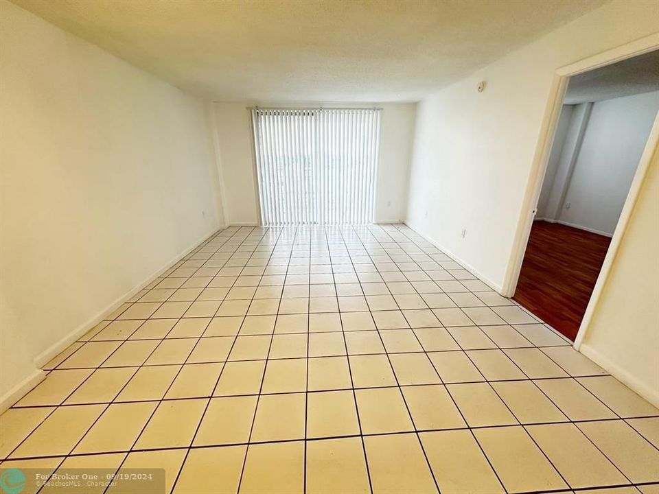 Active With Contract: $1,550 (1 beds, 1 baths, 840 Square Feet)