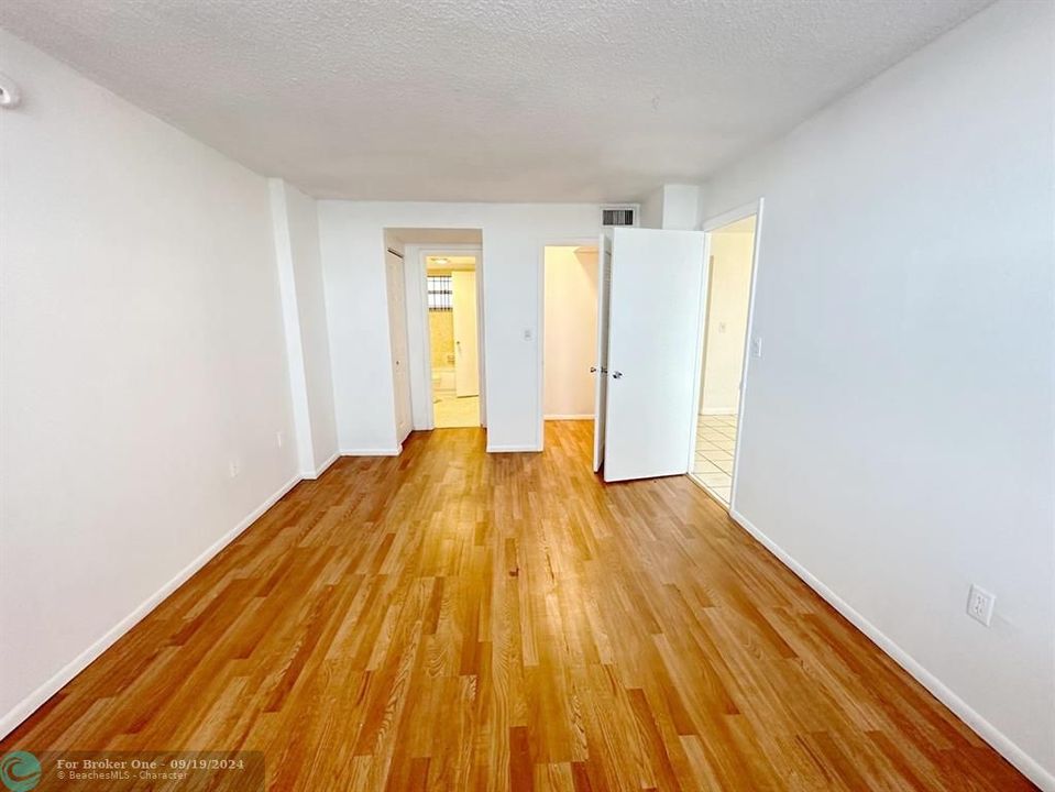 Active With Contract: $1,550 (1 beds, 1 baths, 840 Square Feet)