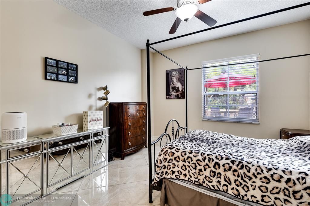 For Sale: $349,000 (1 beds, 1 baths, 894 Square Feet)