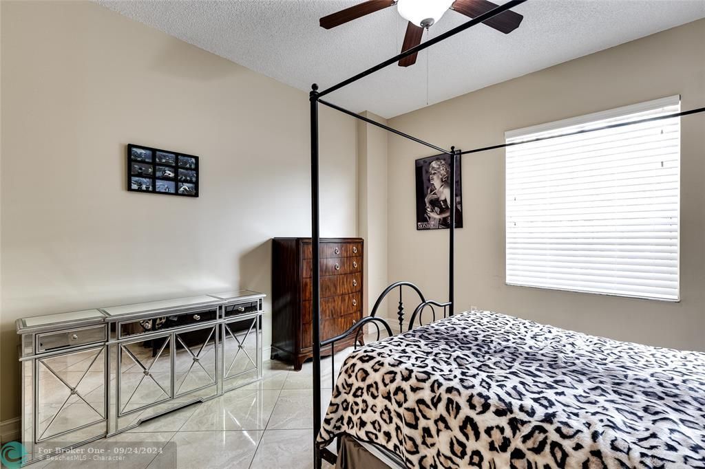 For Sale: $349,000 (1 beds, 1 baths, 894 Square Feet)