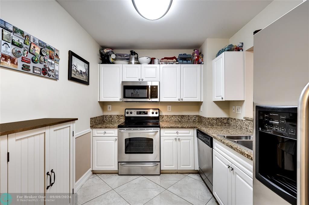 For Sale: $349,000 (1 beds, 1 baths, 894 Square Feet)