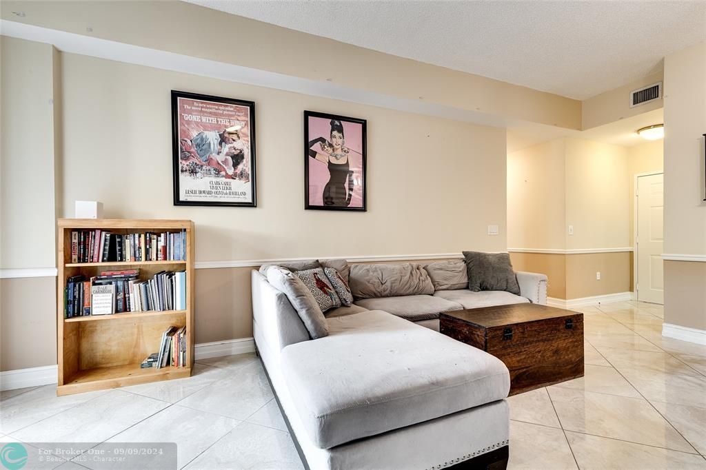 For Sale: $349,000 (1 beds, 1 baths, 894 Square Feet)